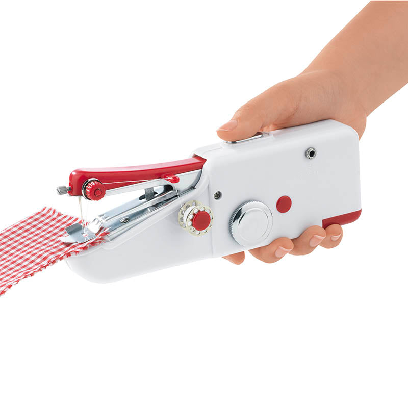 Hand-Nähmaschine Kompakt - 9-teiliges Set- weiß beim Nähen von Stoff in der Hand gehalten
