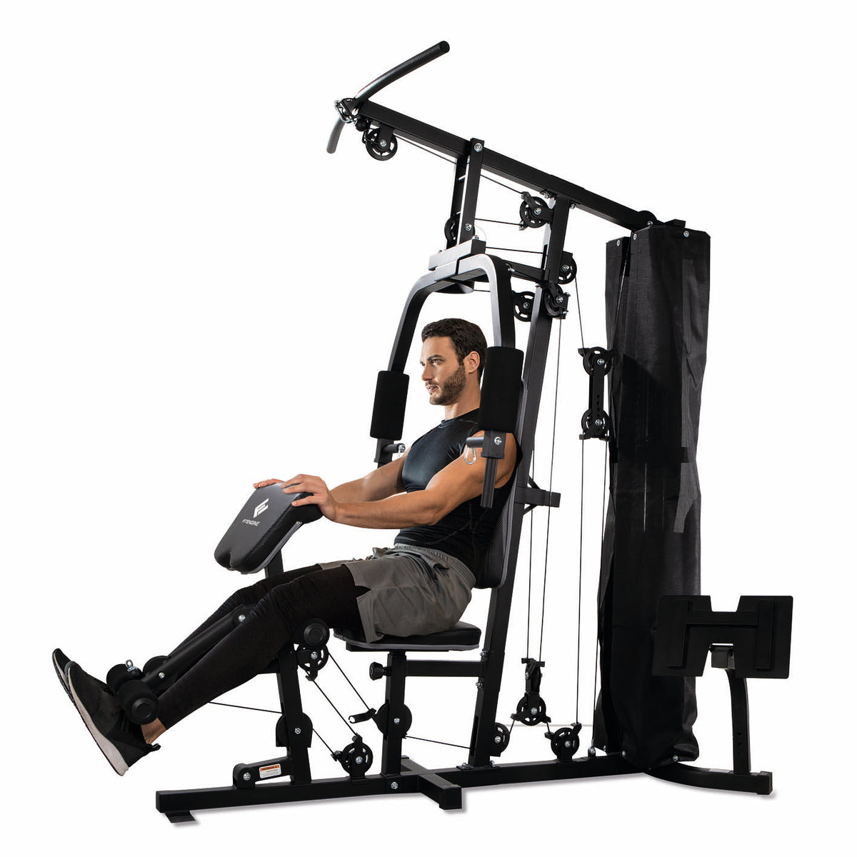 Kraftstation mit sitzendem Mann beim Krafttraining an einem Kabelzuggerät mit Beinpresse und gepolsterter Trainingsbank