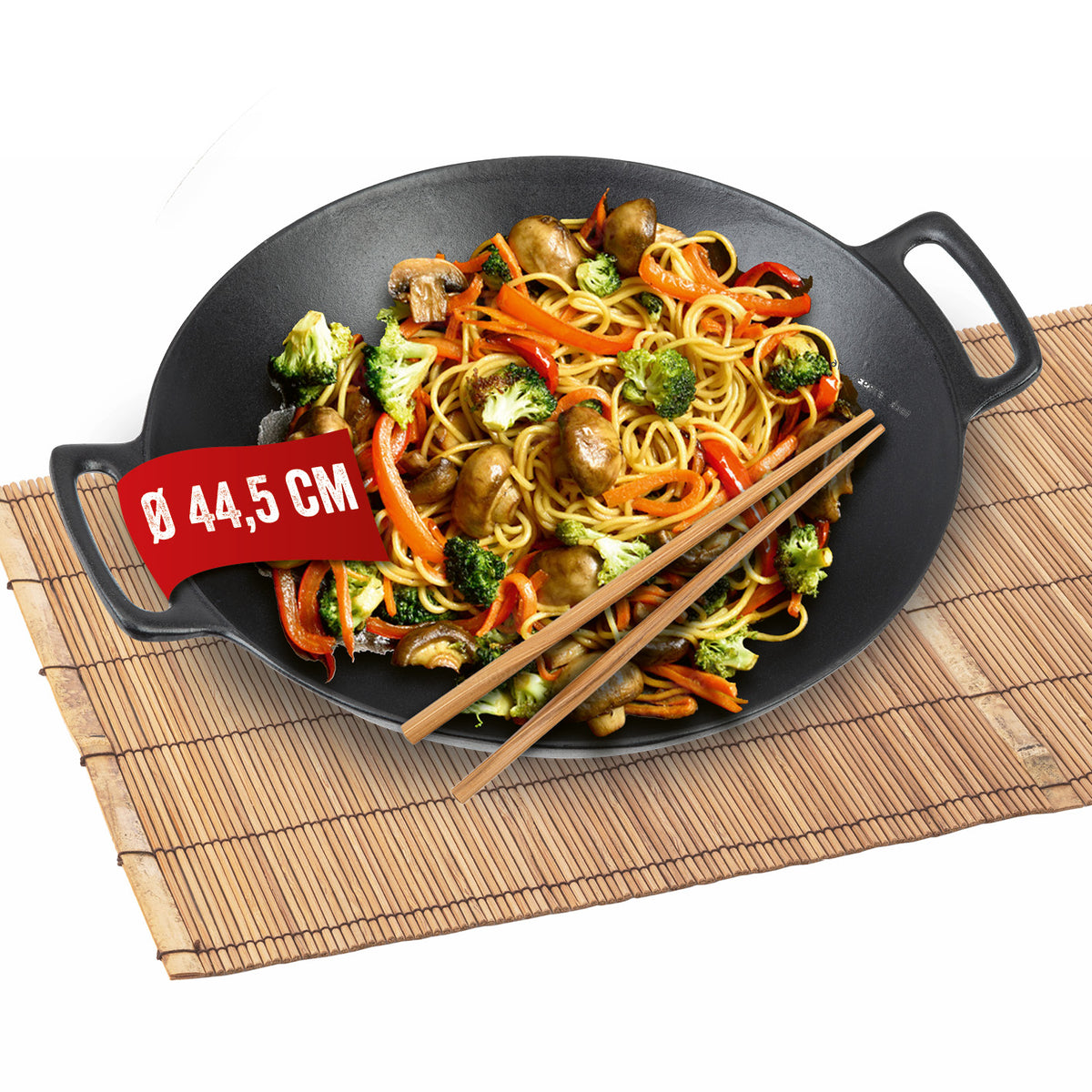 Grillwok aus emailliertem Gusseisen 44,5 cm mit Gemüse und Nudeln, ideal für Gas- und Holzkohlegrills.