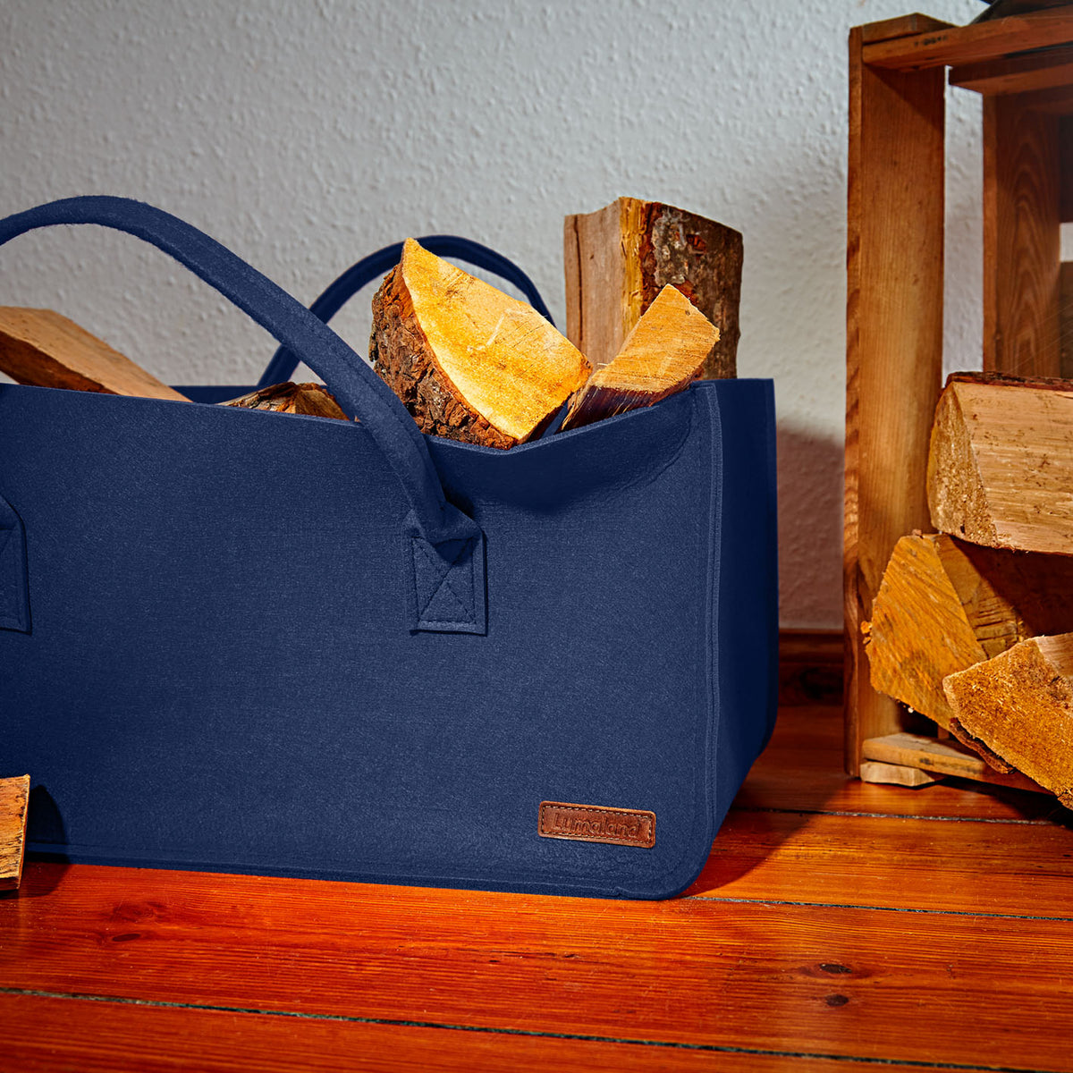 Kaminholztasche aus Filz mit Tragegriff - 50 x 25 x 25 cm - Mitternachtsblau mit Holzscheiten gefüllt