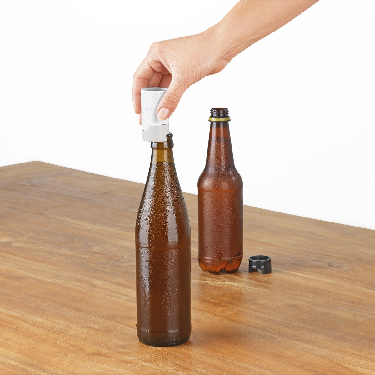 Bier-Aufbereiter wird auf eine Flasche gesetzt, um Bier milder und wie frisch gezapft schmecken zu lassen, quadratische Aufnahme Galerie 9.
