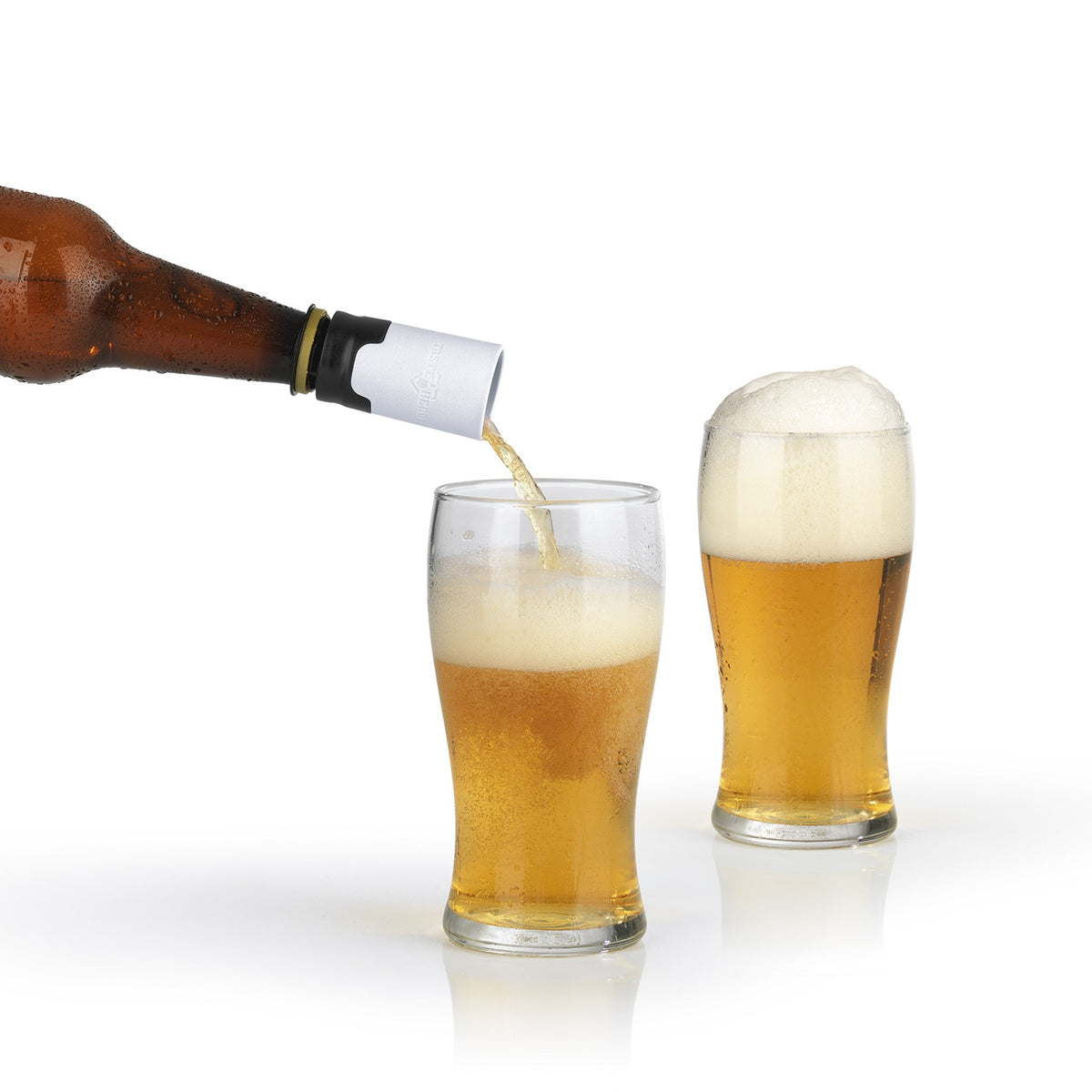 Bier-Aufbereiter in Gebrauch beim Einschenken von Bier aus Flasche in Glas, Galeriebild 13 quadratisch 1417x1417px