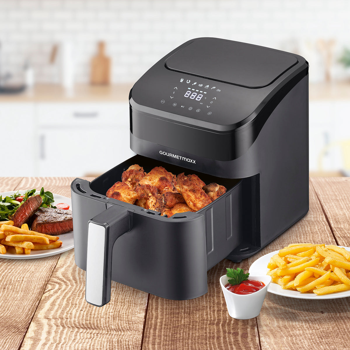 GOURMETmaxx Heißluft-Fritteuse Digital 4l 1400W schwarz mit integriertem Touch-Display und Korb voller knuspriger Hähnchenflügel.