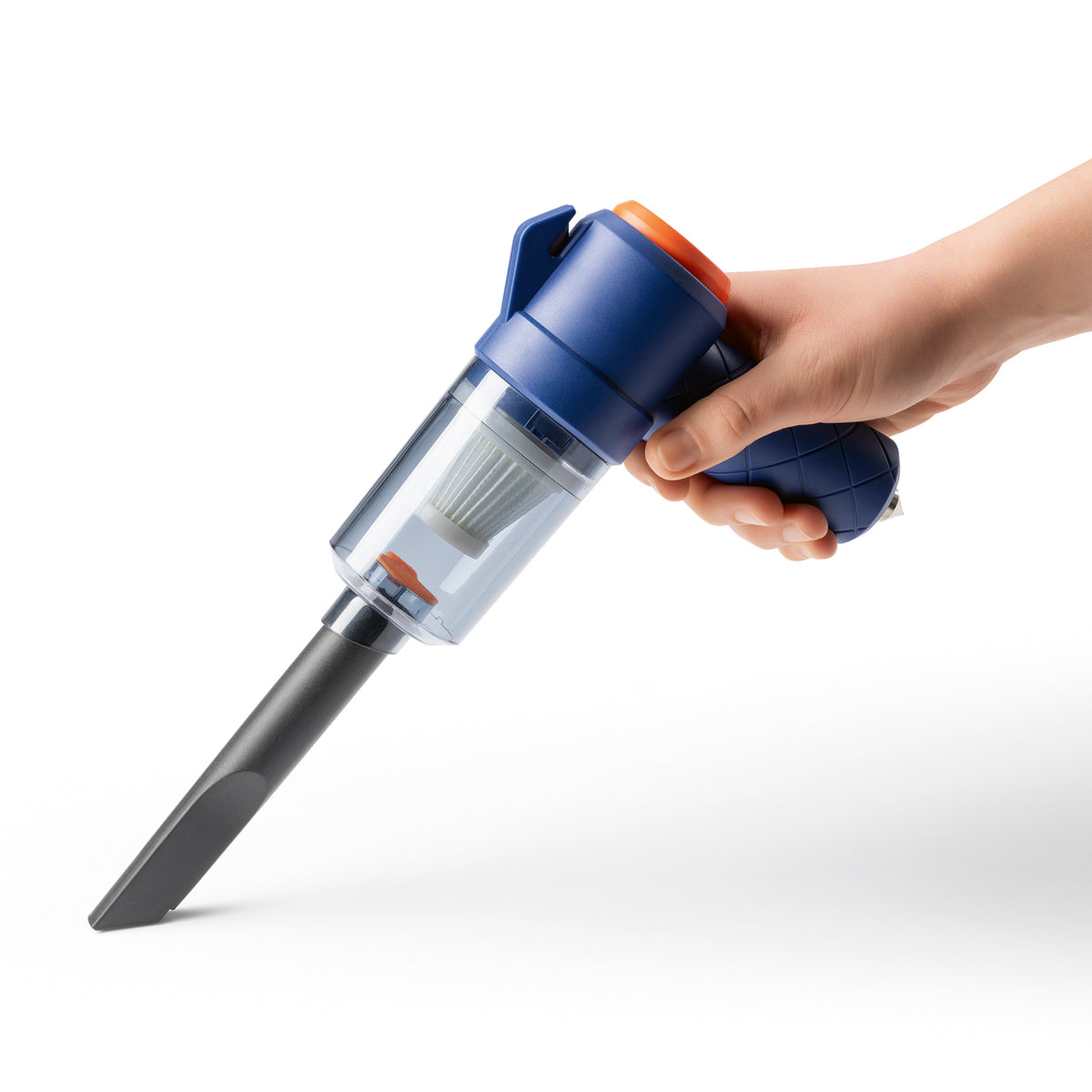 3-in-1-Akkusauger - Blau/Orange mit Fugendüse und transparentem Staubbehälter beim Saugen