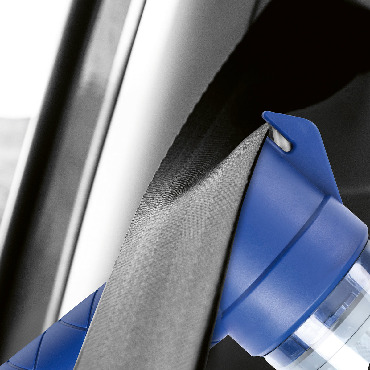 3-in-1-Akkusauger - Blau/Orange beim Reinigen eines Autosicherheitsgurts am Sitzrand