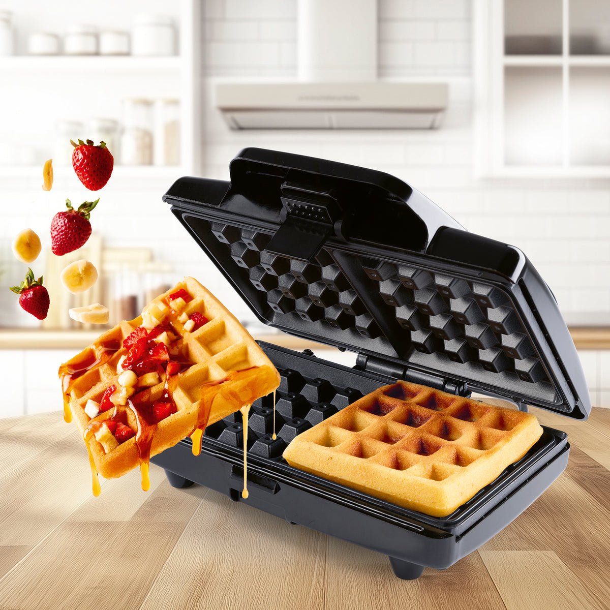 Waffeleisen für 2 Belgische Waffeln mit zwei goldbraunen Waffeln und Erdbeeren