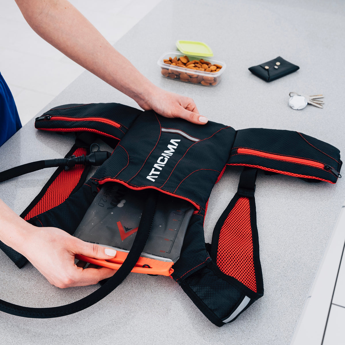 Trinkrucksack für 2 L Trinkblase - Rot mit praktischem Trinkschlauch, gepolsterten Trägern und geräumigem Hauptfach für einfache Handhabung unterwegs.