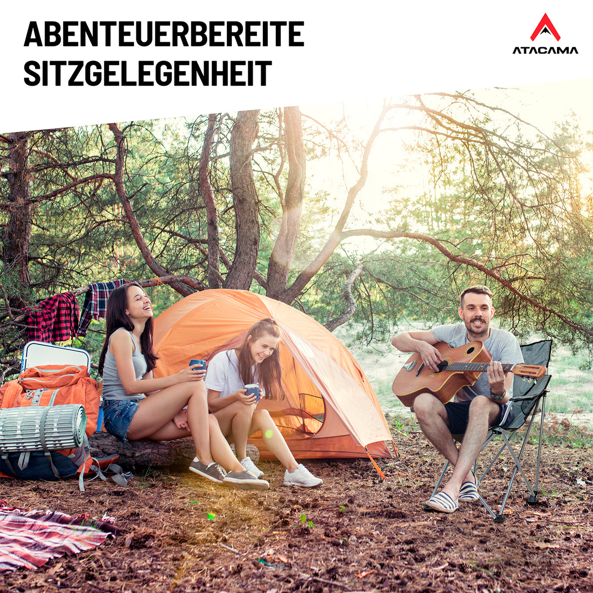 Campingstuhl mit Getränkehalter - Grau beim Camping im Wald mit Zelt und Gitarre