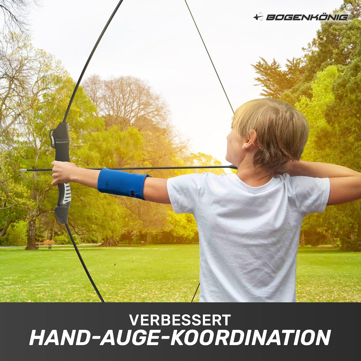 Kind schießt mit Sportbogen im Park, Sportbogen-Einsteigerset mit 6 Pfeilen - ideal für Kinder ab 7 J., Fokus auf Ziel und Konzentration.
