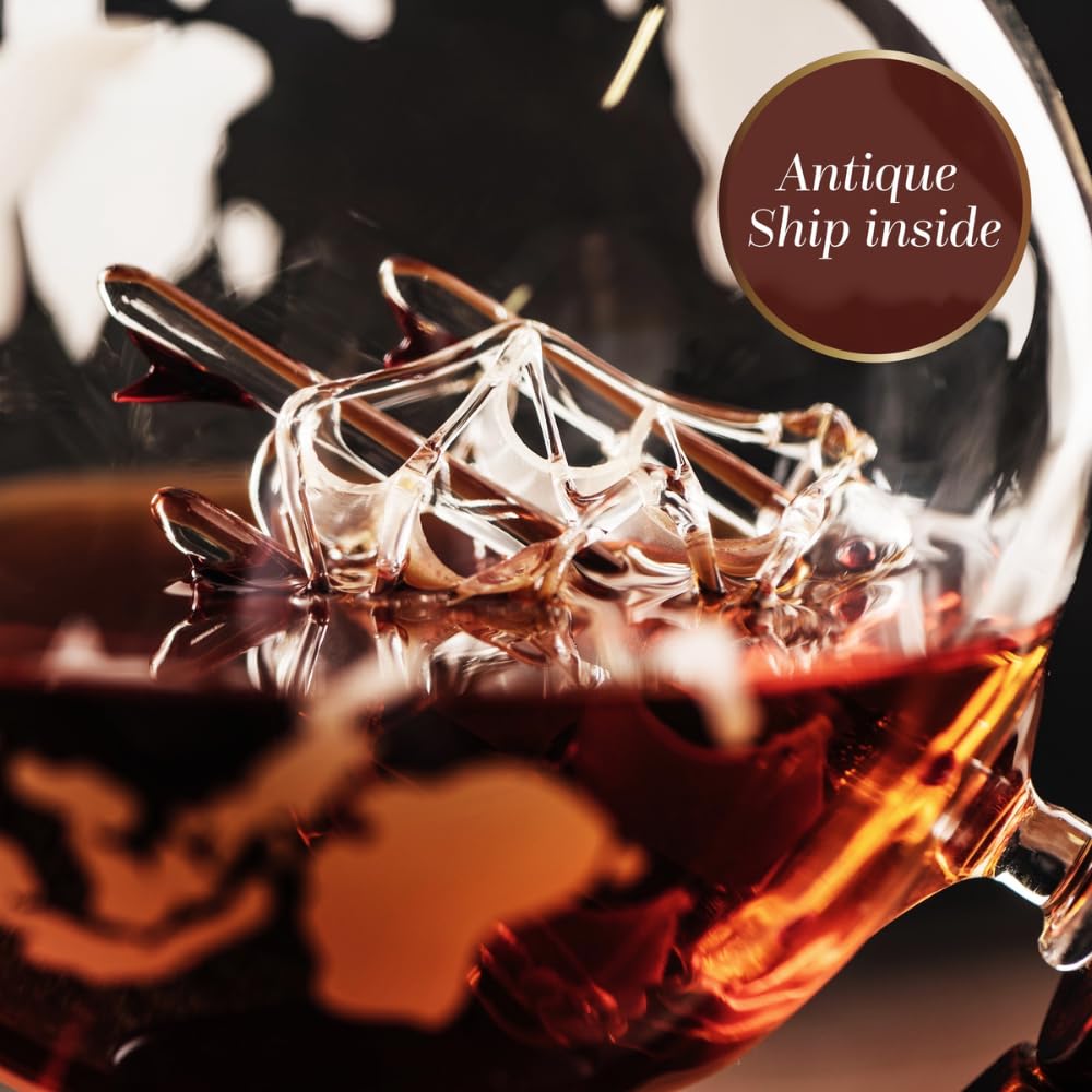 8-in-1-Whisky-Dekanter-Set – Nahaufnahme einer mit Whisky gefüllten Karaffe mit antikem Schiffsmodell im Inneren.
