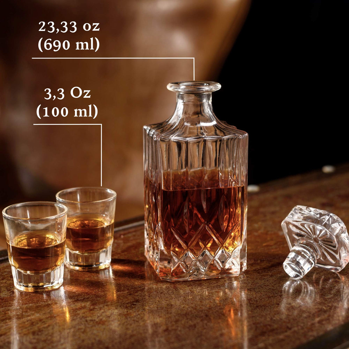 4-in-1-Oldtimer Karaffe Set (945 ml) mit gefüllter Kristallkaraffe und zwei Whiskygläsern auf braunem Untergrund, Deckel liegend