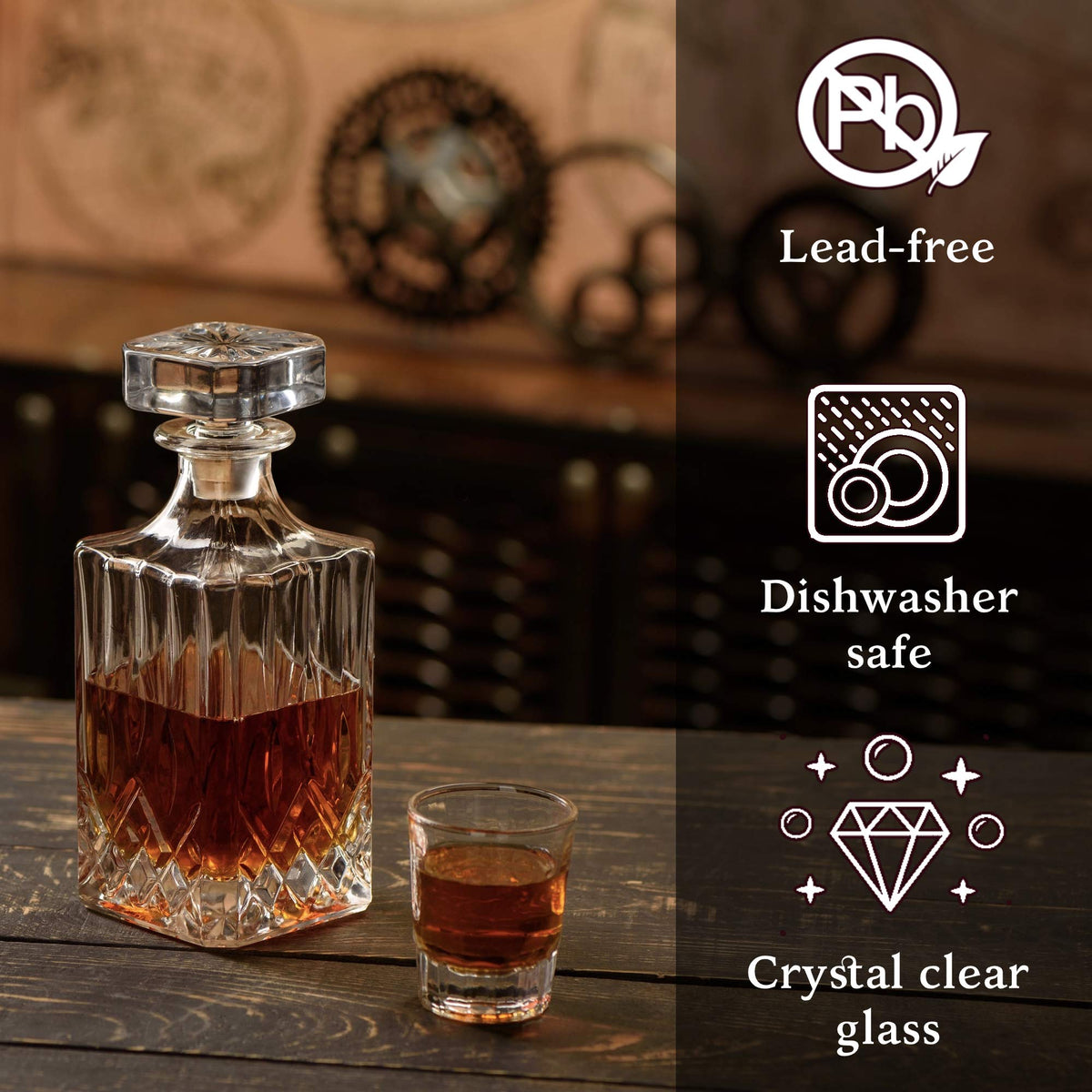 4-in-1-Oldtimer Karaffe Set (945 ml) mit bleifreiem Kristallglas, spülmaschinengeeignet, dekorativ gefüllt mit braunem Getränk auf dunklem Holztisch.