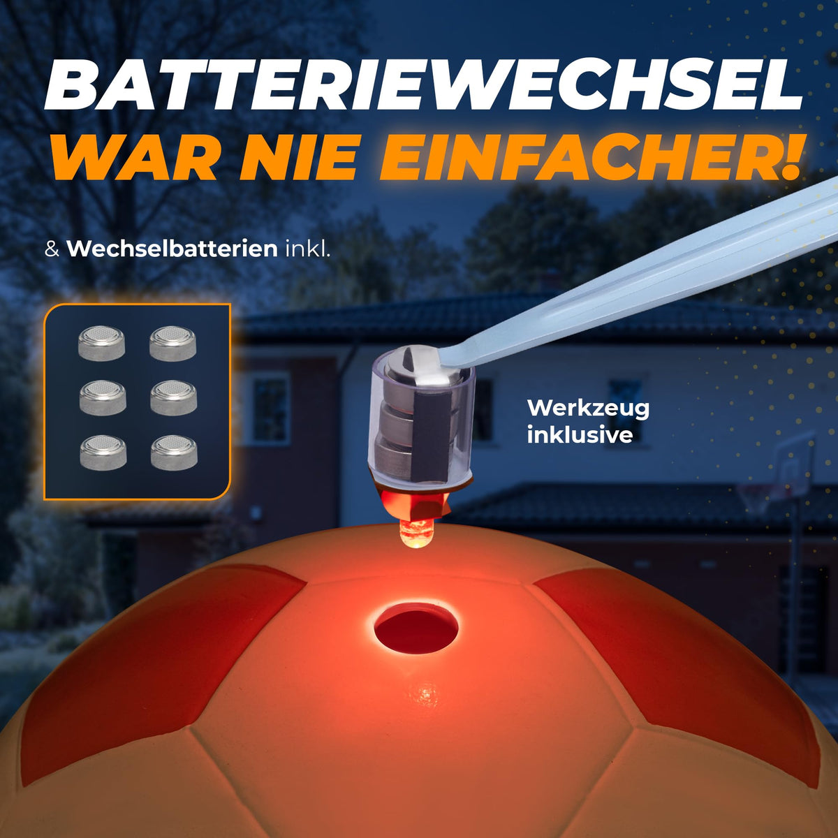 Leuchtfußball - Komplettset - Weiss-Orange zeigt Batteriewechsel mit Werkzeug und enthaltenen Wechselbatterien bei dunklem Hintergrund.