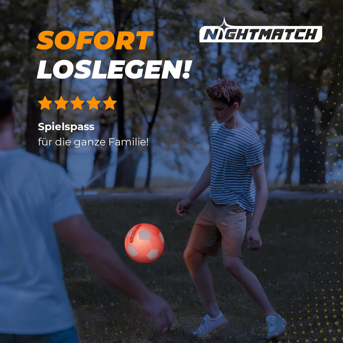Leuchtfußball - Komplettset - Orange-Weiss wird von zwei Jungen im Garten bei Dämmerung gespielt, sichtbar leuchtender Ball.