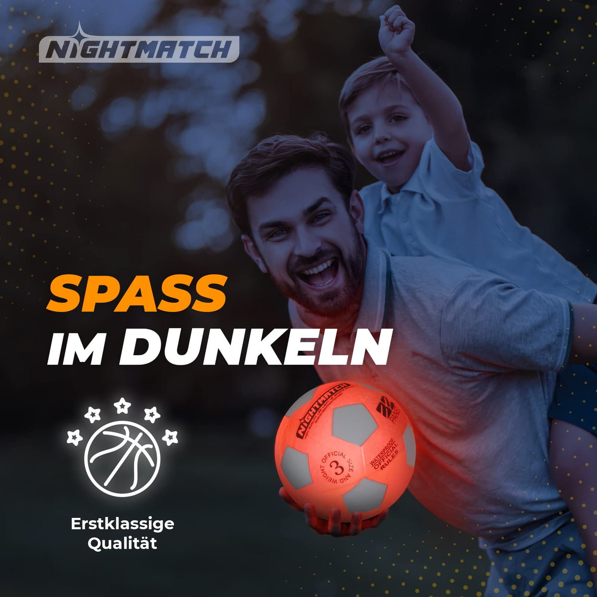 Leuchtfußball - Komplettset - Weiss-Orange - Gr.3 mit leuchtender Oberfläche, spielend im Dunkeln, Vater trägt lachend Kind auf Schultern.
