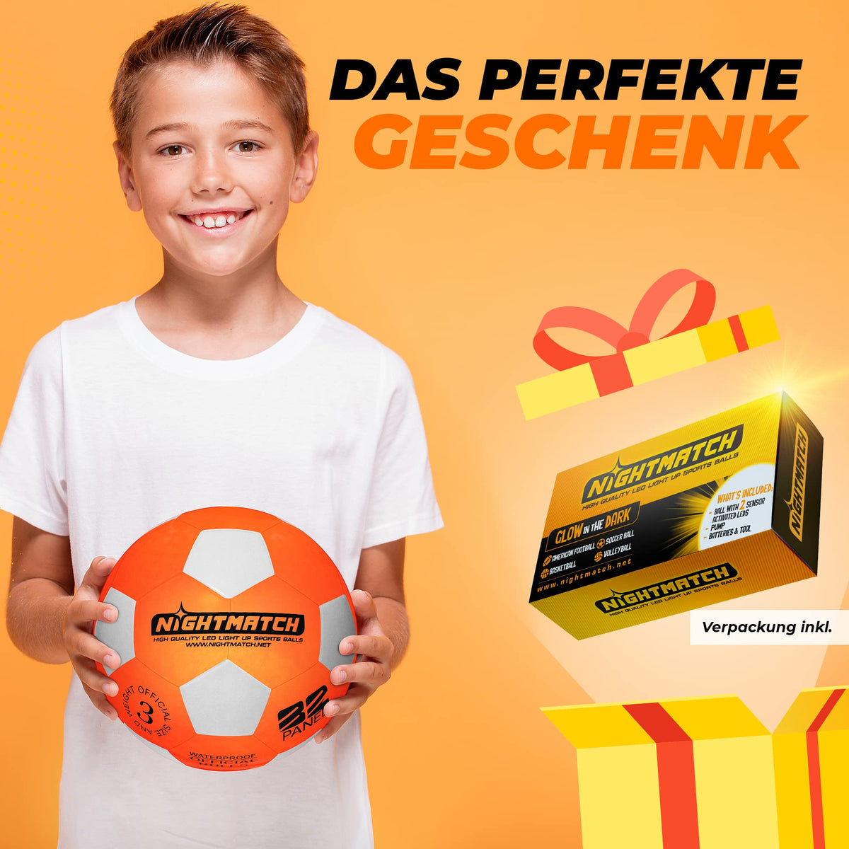 Leuchtfußball - Komplettset - Weiss-Orange - Gr.3 wird von lächelndem Kind gehalten, Geschenkverpackung neben hellem orangem Hintergrund.