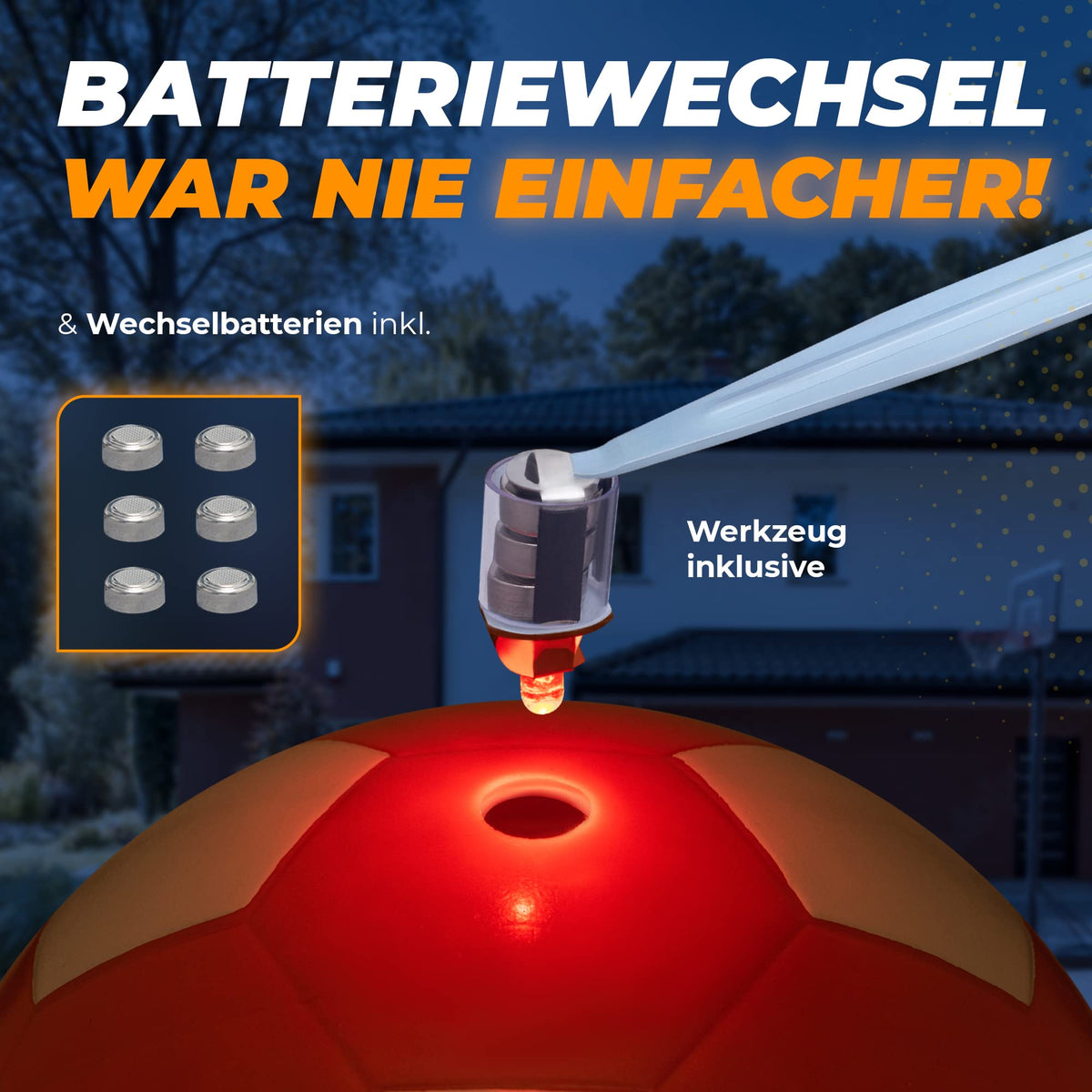 Leuchtfußball - Komplettset - Weiss-Orange - Gr.3 zeigt Batteriewechsel mit beiliegendem Werkzeug und Ersatzbatterien bei leuchtendem Ball in Dämmerung.