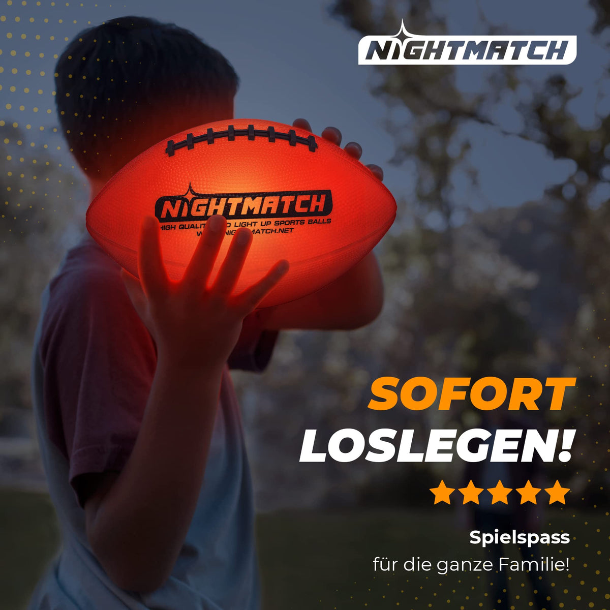 Leuchtender Leuchtfootball - Komplettset - Gr.6 - Orange wird im Halbdunkel von Kind gehalten, ideal für abendlichen Spielspaß im Freien.