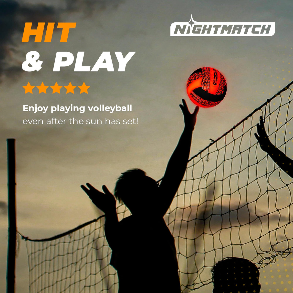 LED Volleyball - Komplettset - Schwarz-Orange leuchtet beim Sprungball über das Netz im Dämmerlicht, Spielfreude bei wenig Licht.