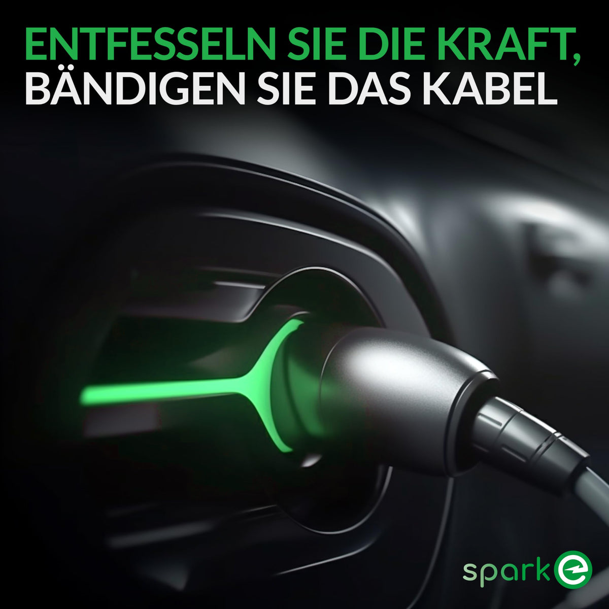 EV-Ladekabel Halterung - Typ 2 - Silber in Nahaufnahme mit grün leuchtendem Ladestecker für Elektrofahrzeuge.