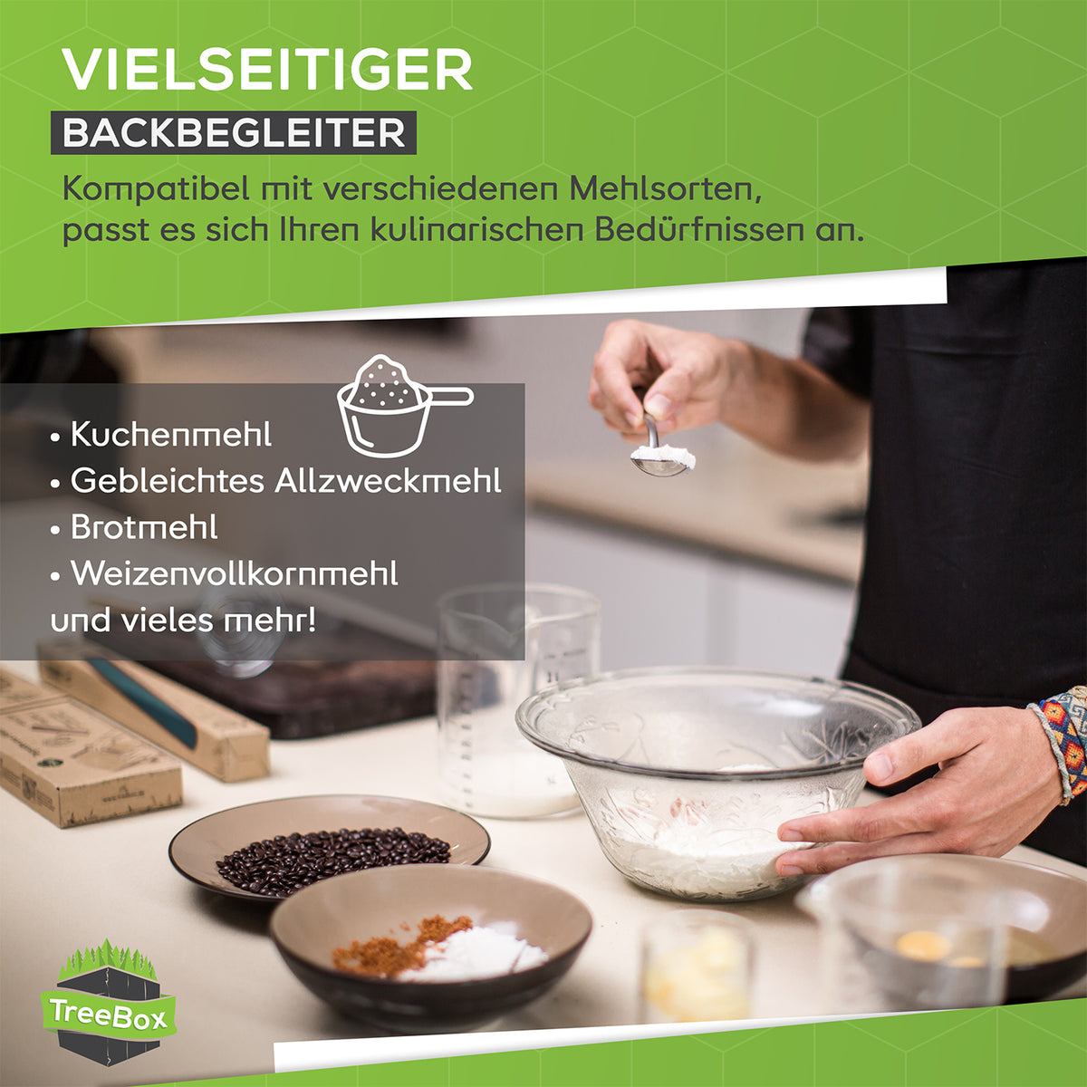 Teigroller aus Silikon - Cyan liegt neben Backzutaten und Messbechern auf einer Küchenarbeitsfläche beim Backen.