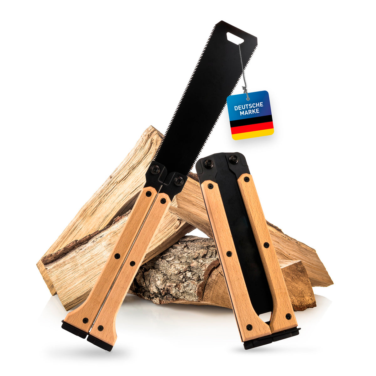 KONGŌ-JAPANSÄGE mit schwarzem Sägeblatt und ergonomischen Holzgriffen vor Brennholzhelling