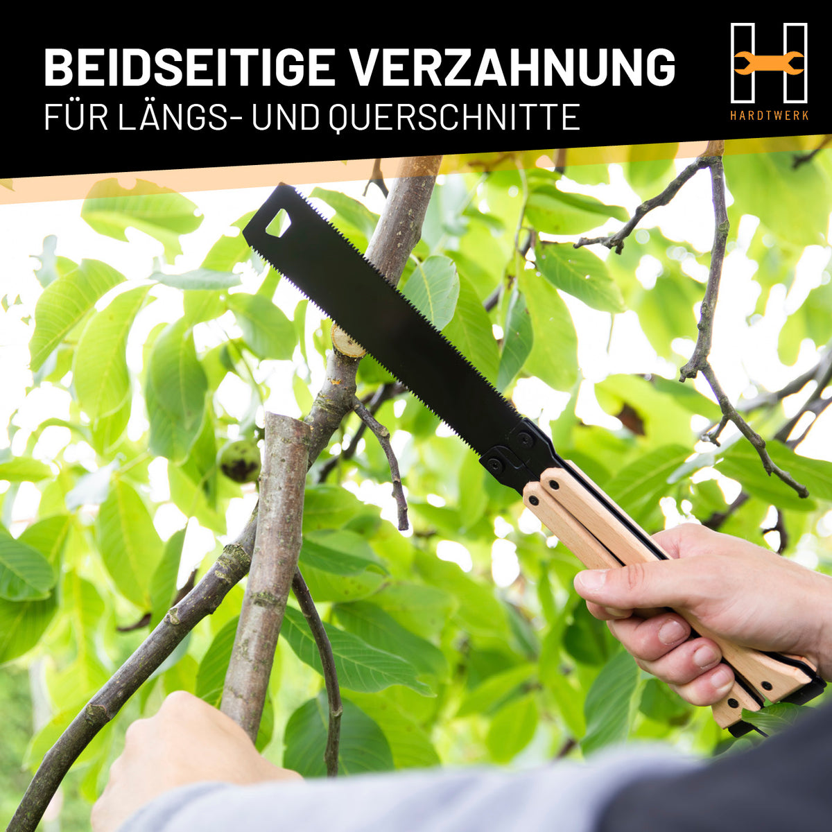KONGŌ-JAPANSÄGE mit beidseitiger Verzahnung beim Sägen eines Astes im Garten