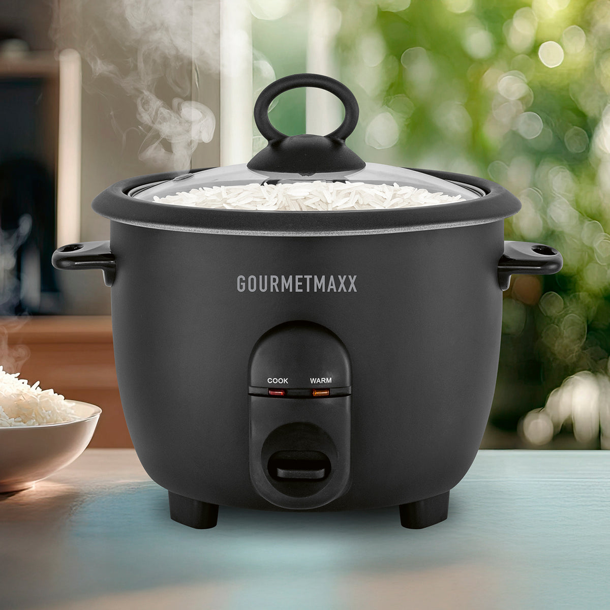 Reiskocher - 1 l inkl. Dampfeinsatz mit dampfendem Reis und Warmhaltefunktion auf einem Küchentisch