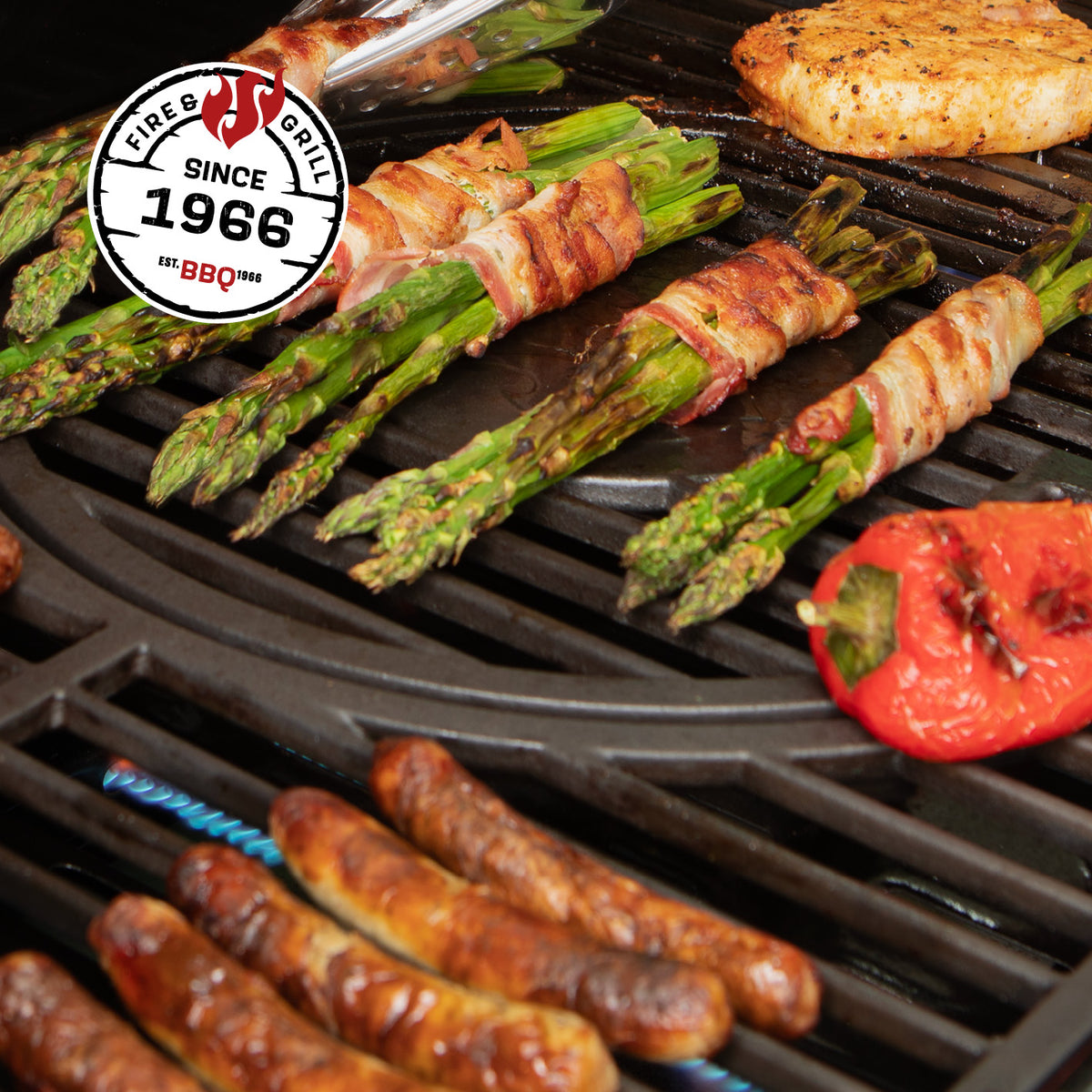 Gasgrill COOL BLACK 4.1 – 4 Brenner plus Seitenbrenner mit Grillgemüse und Würstchen auf Grillrost bei indirekter Hitze.
