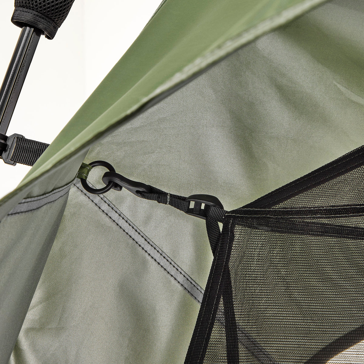 Moskitonetz Einbausatz für Pavillon - 240 x 240 x 175 cm - schwarz mit stabilem Befestigungsclip und feinmaschigem Netz für effizienten Insektenschutz.