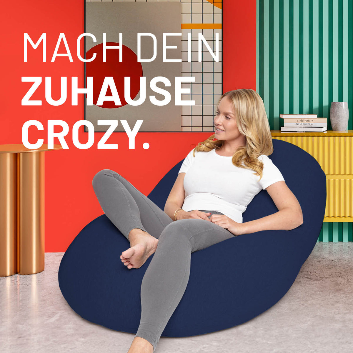 Frau entspannt auf dem Flexi Comfort Sitzsack (380 L) Navyblau, moderner Sitzsack für Indoor und gemütliche Wohnräume.