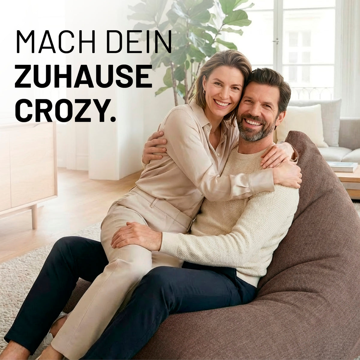 Paar sitzt entspannt auf Sitzsack Interior Line (370 L) - indoor - Braun in modernem Wohnraum mit natürlichem Licht.