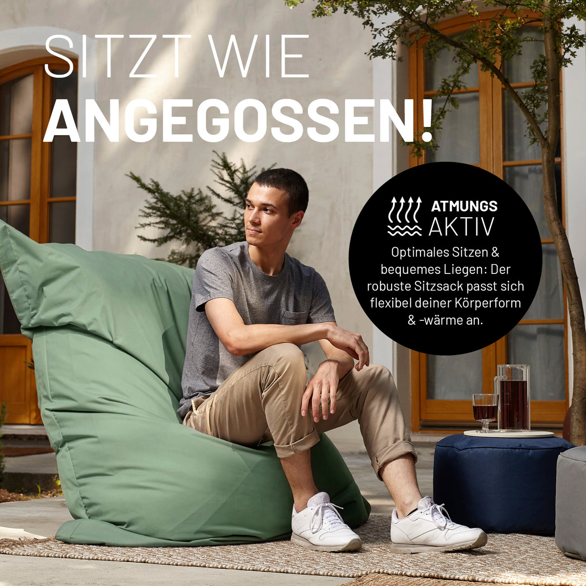 Mann sitzt entspannt auf dem Sitzsack Classic XXL (380 L) - indoor & outdoor - Pastell Grün, der sich ergonomisch der Körperform anpasst.
