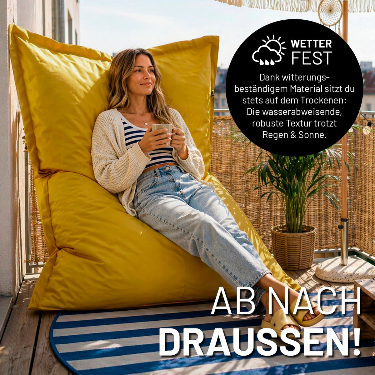 Frau entspannt auf Sitzsack Classic XXL (380 L) - indoor & outdoor - Senfgelb mit wetterfestem Material auf sonnigem Balkon mit Pflanzen und Holzmöbeln.