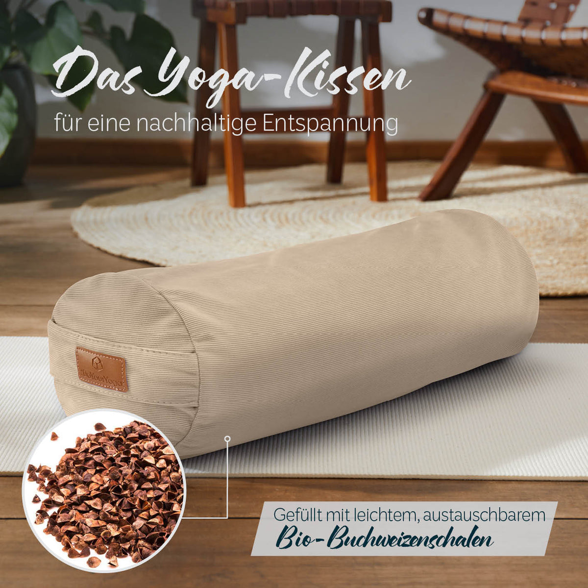 Yoga-Bolster Tarik - gefüllt mit Bio-Buchweizenschalen - 68 x 22 x 22 cm - Creme mit sichtbarer Füllung auf Yogamatte