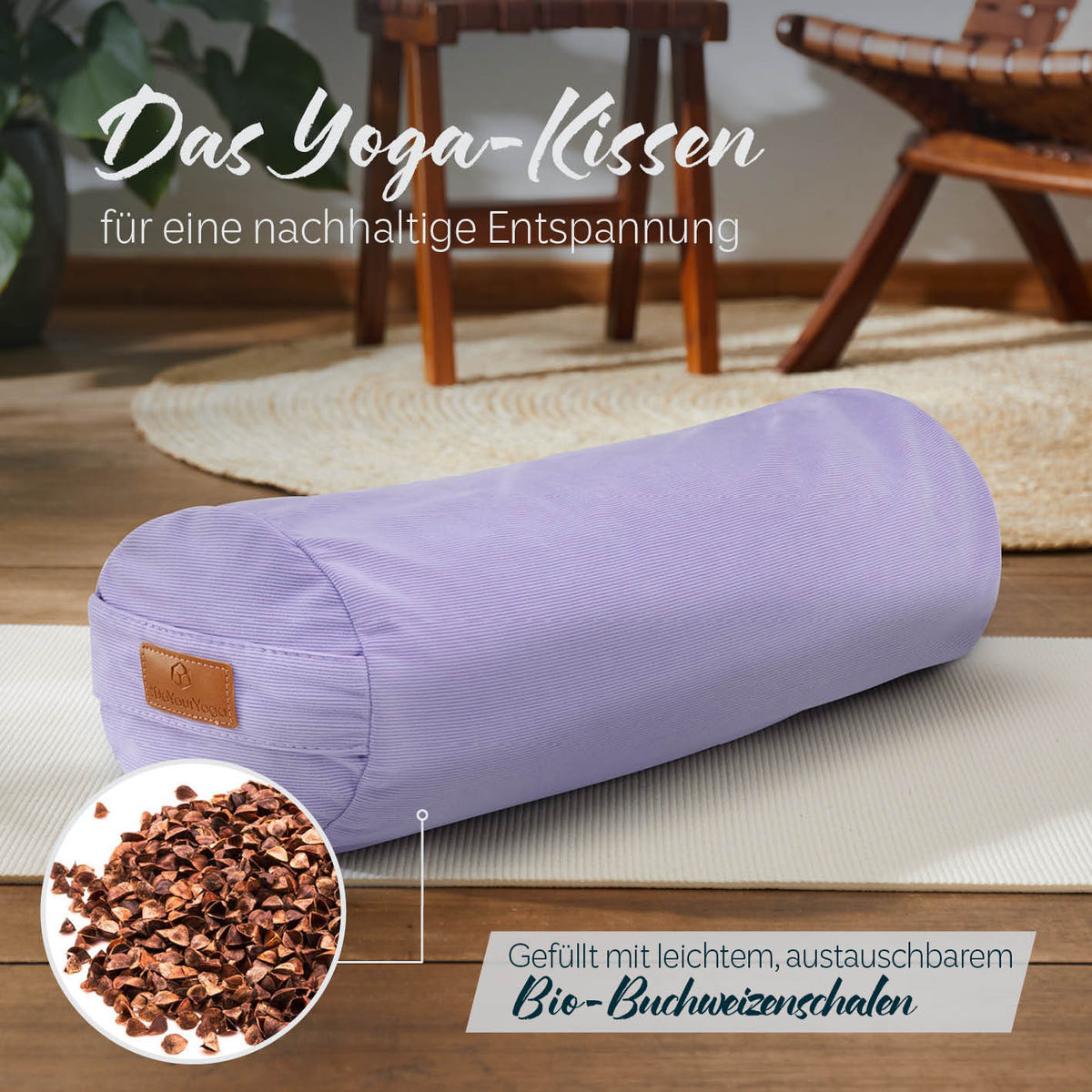 Yoga-Bolster Tarik - gefüllt mit Bio-Buchweizenschalen - 68 x 22 x 22 cm - Lila mit sichtbarer Füllung auf Yogamatte