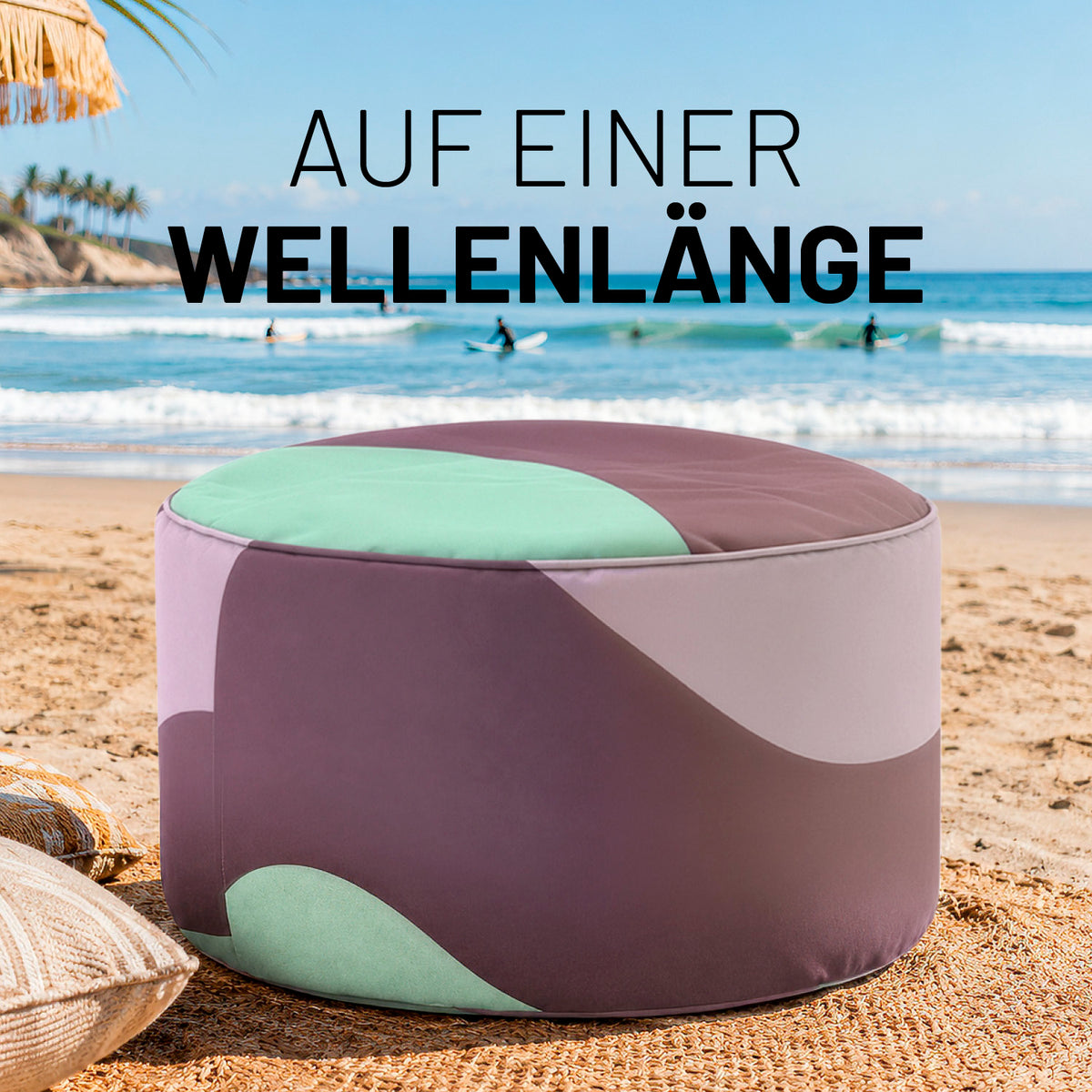 Sitzsack Pouf Wave mit modernem, wellenförmigem Design in sanften Pastelltönen, ideal für entspannte Stunden am Strand oder Zuhause.