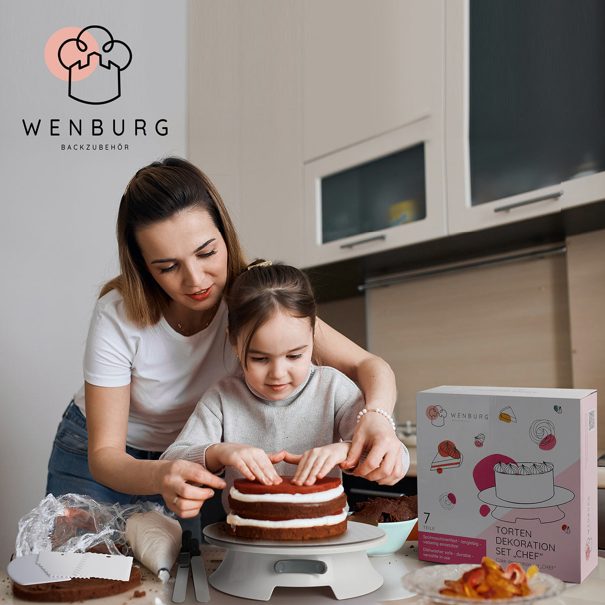 Tortendeko-Set Premium Complete mit Mutter und Kind beim Verzieren einer Torte auf drehbarer Tortenplatte