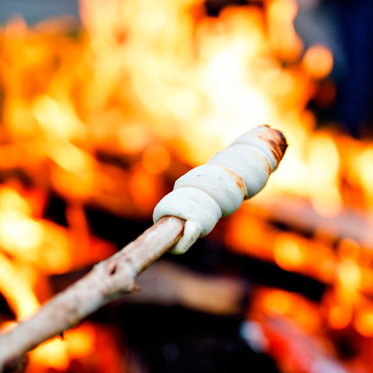 Feuerkorb - 60,5 cm - schwarz mit stabilem Sockel und Funkenschutzgitter, pulverbeschichtet und wetterfest für sicheres Lagerfeuer.