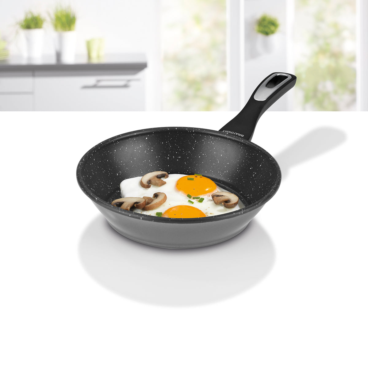 Keramik-Pfanne - 20 cm - Anthrazit mit Spiegeleiern in moderner Küche