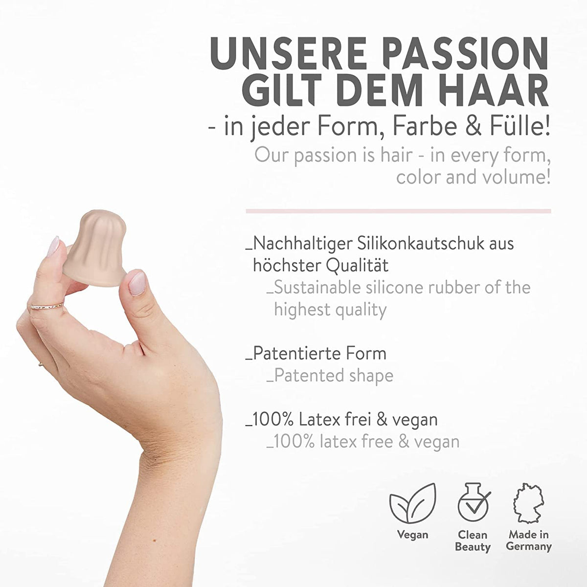 Hand hält kleine Haarstütze vanilla 3,5cm creme aus nachhaltigem Silikonkautschuk in patentierter Form, vegan und latexfrei.