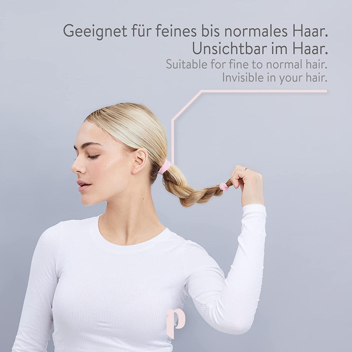 Frau mit blondem Haar bindet Zopf mit Haarstütze vanilla 3,5cm creme, dezent und unsichtbar im feinen bis normalen Haar.
