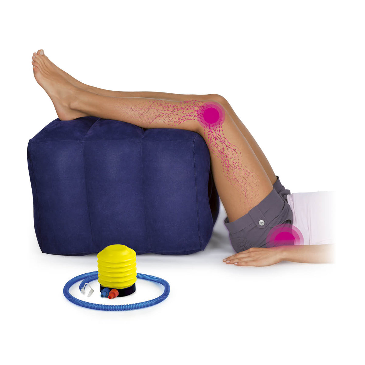 Stufenbett mit gepolstertem Auflagekissen zur erhöhten Beinhaltung bei Schonung von Knie und Rücken, inklusive Fußpumpe zum Aufblasen.