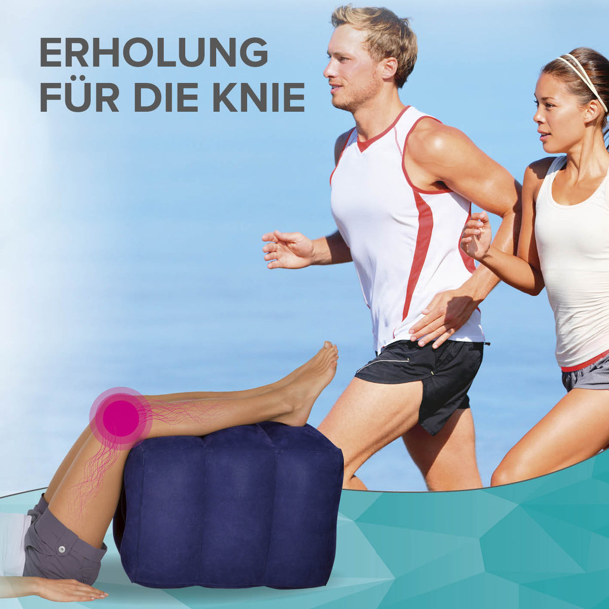 Stufenbett-Hocker in Dunkelblau, der die Beine hochlagert und die Knie entspannt während sportlicher Aktivität im Hintergrund.