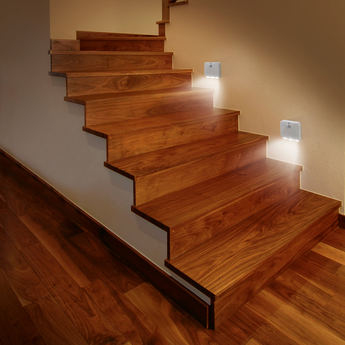 LED-Sensorlicht - eckig - Mit Bewegungsmelder - 2er-Set - weiß an beleuchteter Holztreppe