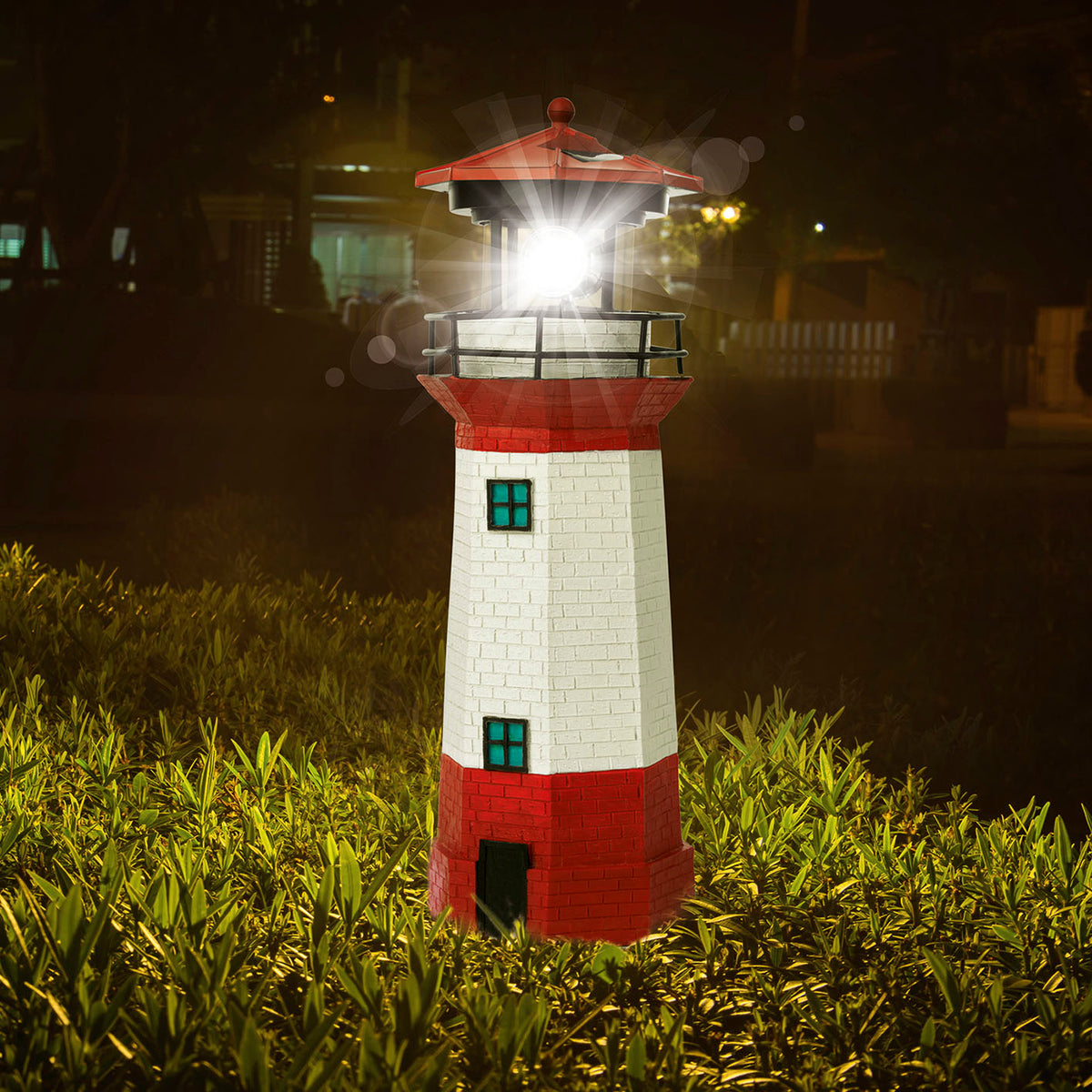 Solar-Leuchte Leuchtturm - Rot/Weiß mit hellem Licht, detailreiche Nachbildung und dekorativem Einsatz im Garten bei Dunkelheit.