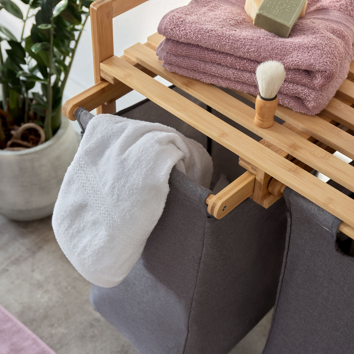 Bambus Wäschekorb mit 2 ausziehbaren Wäschesacken - 73 x 64 x 33 cm - Lila, stilvoll und praktisch für Wäschesortierung.