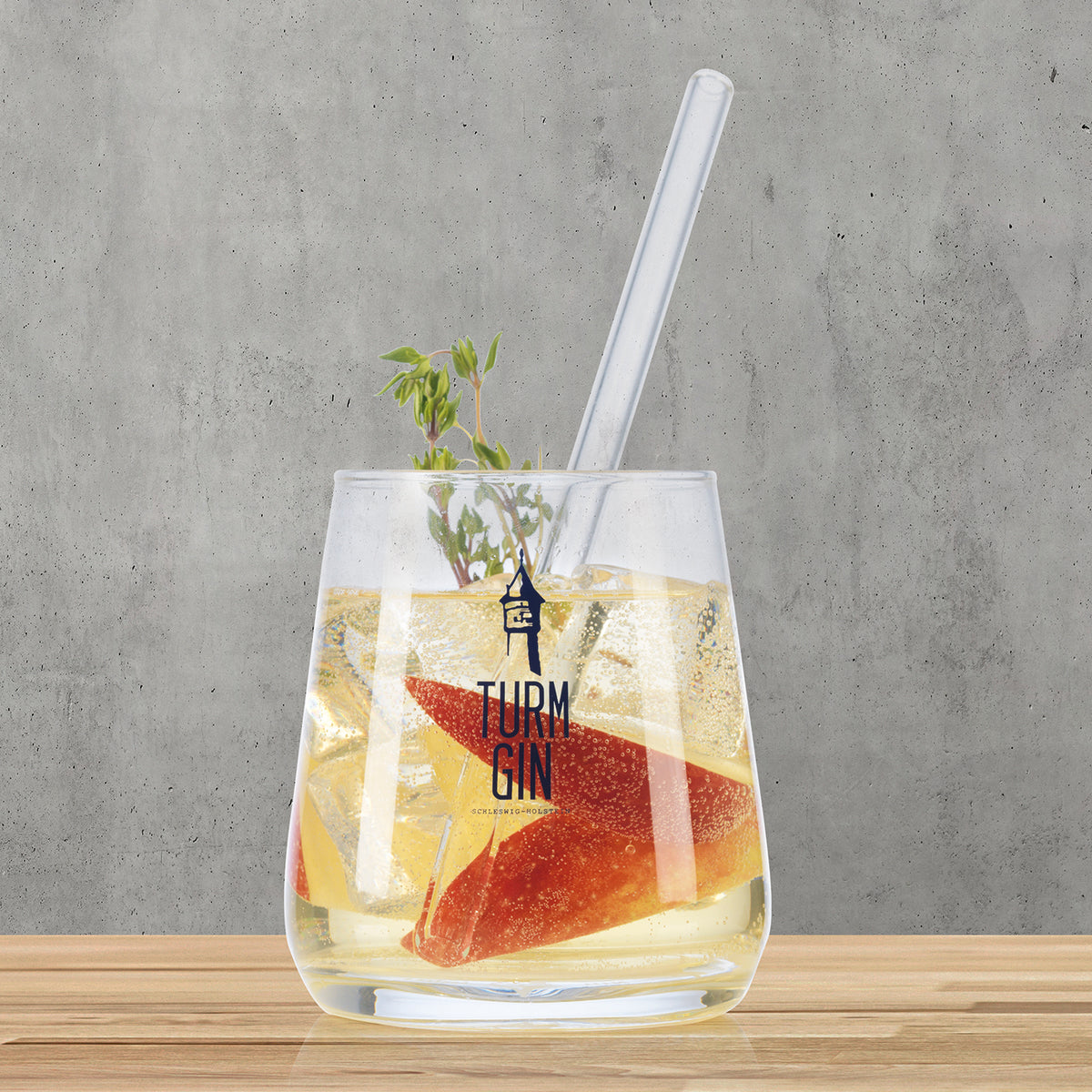 Glas mit Logo und Siegel - je 370 ml - 2er-Set, dekoratives TURM GIN Design mit erfrischendem Getränk und Kräuter-Dekor.