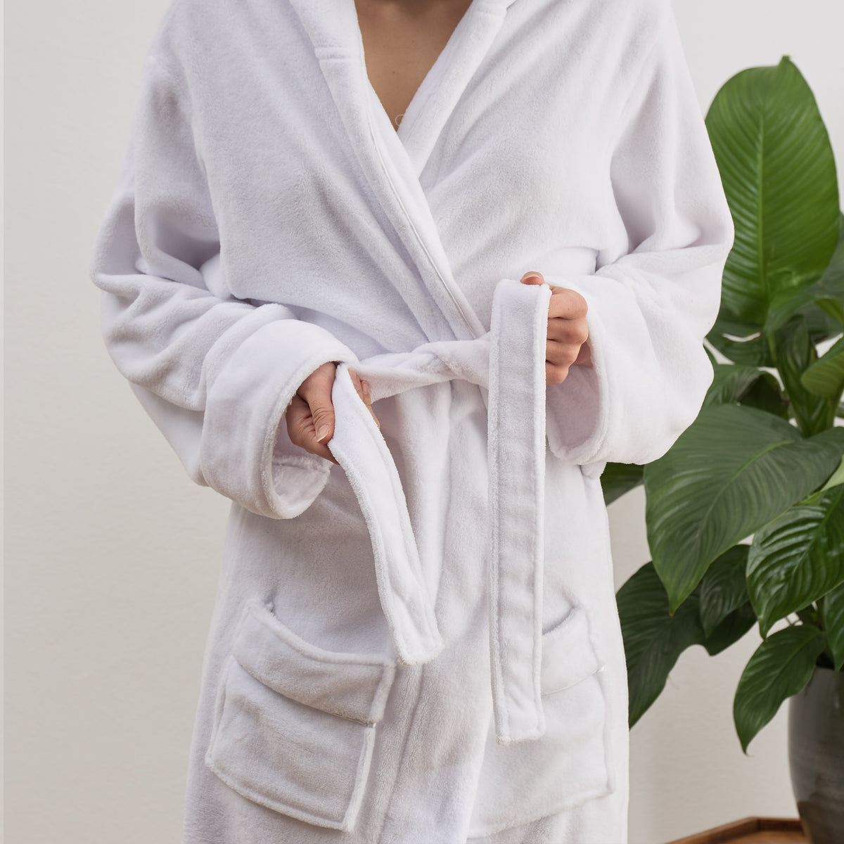 Luxury Mikrofaser Bademantel mit Kapuze für Damen und Herren in Weiß, Größe XL, flauschig, saugstark und bequem.