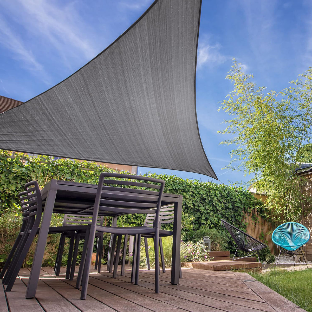 Sonnensegel 100% HDPE mit Stabilisator für UV-Schutz - Rechteck 2 x 3 Meter - Grau/Weiß über Terrassentisch unter blauem Himmel.